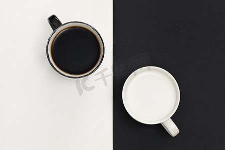 抽象黑色和白色杯子与咖啡和牛奶