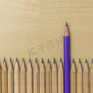 的铅笔摄影照片_不同的铅笔脱颖而出，展示了不同于大众的独特的商业思维理念和独特的领导能力。