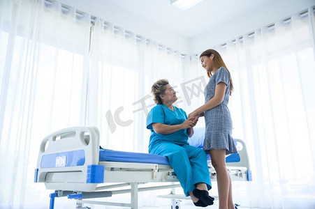 年轻乐于助人的医生在养老院照顾老年妇女