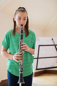 女高中生吹单簧管