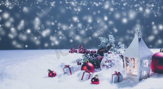 绅士魔术师胡子摄影照片_灯笼和红色和白色圣诞节装饰在雪和魔术灯背景。灯笼和圣诞装饰