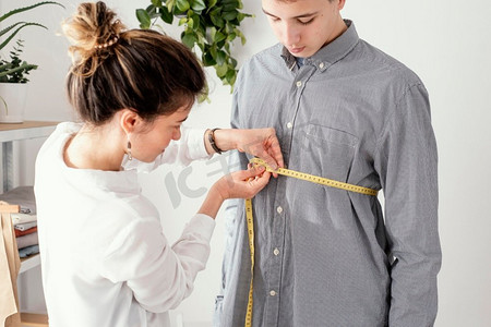 女裁缝测量男性客户衬衫3
