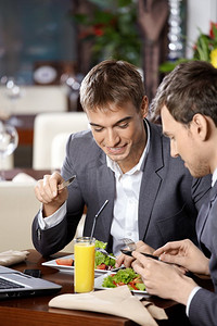 两个商人在餐馆吃饭