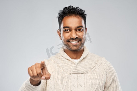选择，姿态和人民概念—微笑的印度人手指指向照相机在灰色背景微笑的印度男子手指指向相机