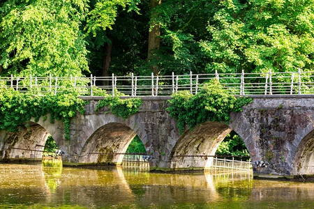 欧式古老摄影照片_石桥公园，古老的欧洲小镇。夏季旅游和旅游，著名的欧洲地标，游客的热门地点