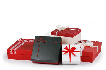 盒子与礼物与丝带和蝴蝶结隔绝在白色背景。白色礼品盒