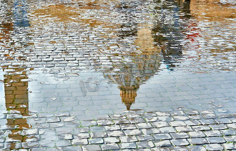 意大利罗马，意大利，鹅卵石砖铺成的湿街与圣彼得大教堂反射’