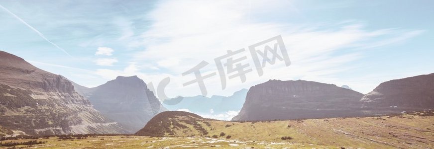 绿色山峰摄影照片_美国蒙大拿州冰川国家公园的风景如画的岩石山峰。美丽的自然景观。