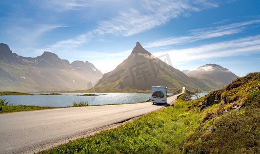 vr风景摄影照片_VR Caravan汽车行驶在高速公路上。旅游度假和旅游。美丽的自然挪威自然景观。