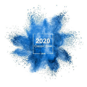 经典的蓝色粉末爆炸在白色背景上，复制空间。2020年度流行色彩..2020年蓝色粉末爆炸。