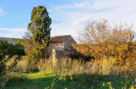 法国南部布里格诺尔(Gareoult)附近普罗旺斯的一座古老的石头房子