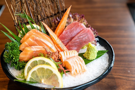 美味的菜肴摄影照片_美味的生鱼片套餐，美味的日本新鲜料理