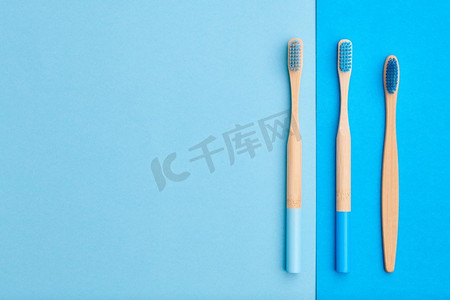 牙刷在蓝色背景顶视图复制空间。牙齿护理，牙齿卫生和健康概念。 