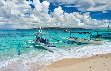 美丽的海滩与船在Balicasag岛，菲律宾