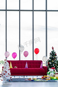 气球房子摄影照片_客厅充满彩色气球由沙发为圣诞节和新年聚会