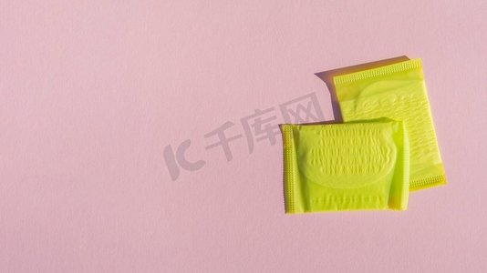 黄色包裹垫与粉红色复制空间背景