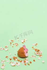 兔子粉色摄影照片_粉色木兔碎蛋