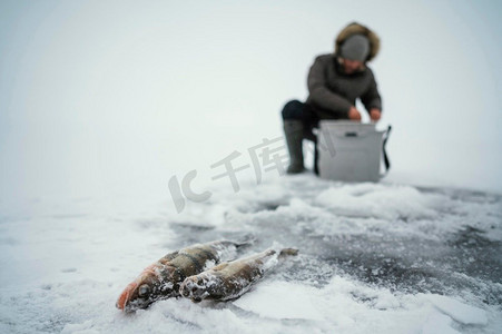男子准备钓鱼冻结湖4