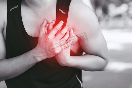 新型冠状病毒感染预防要点摄影照片_跑步者在体能测试中因意外事故而感到严重的心脏疼痛。