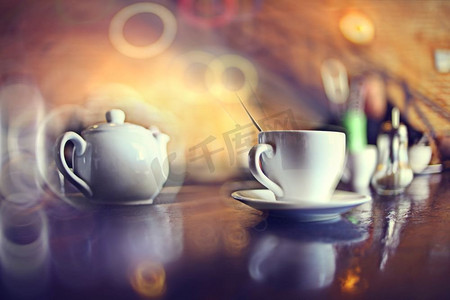 一杯茶在咖啡馆模糊的背景