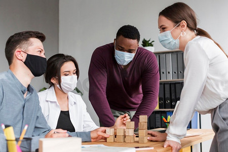 大流行期间戴着口罩开会的人人物特写商务洽谈