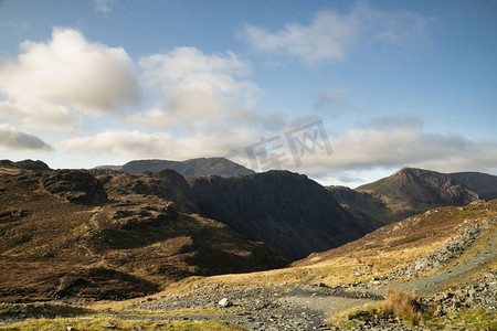 美丽的秋天风景图像干草堆和高stile山峰在湖区与华丽的光横跨山脊