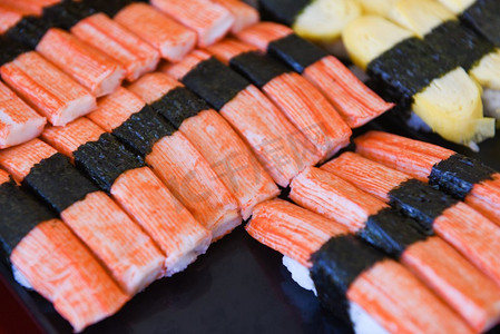 寿司菜单设置日本料理托盘上的新鲜食材/日本料理寿司蟹棒与紫菜卷在餐厅 