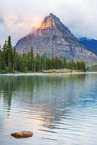 绿色山峰摄影照片_美国蒙大拿州冰川国家公园的风景如画的岩石山峰。美丽的自然景观。