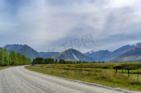 土路摄影照片_新西兰皇后镇附近的典型山区乡村的土路