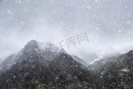 斯诺多尼亚白雪覆盖的Y Garn令人惊叹的喜怒无常的戏剧性冬季风景山景