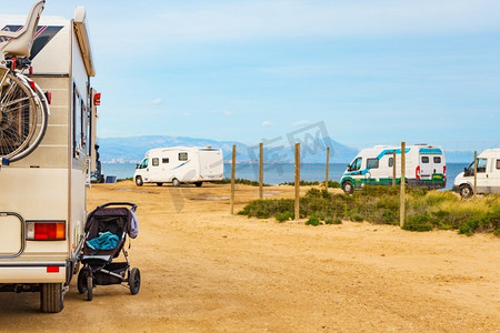 婴儿推车户外在大篷车露营在海滩，地中海海岸在西班牙婴儿推车在大篷车户外海滩。