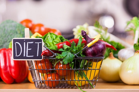 有节食标志的购物篮和许多五颜六色的蔬菜。健康的饮食方式，素食..节食蔬菜购物袋