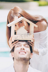 年轻夫妇打算买一套房子，幸福地生活。年轻夫妇打算买房的概念。