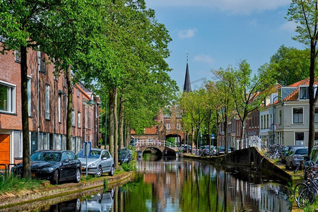 荷兰语摄影照片_汽车、运河、街道、荷兰