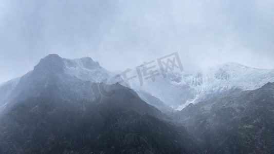 斯诺多尼亚白雪覆盖的Y Garn令人惊叹的喜怒无常的戏剧性冬季风景山景