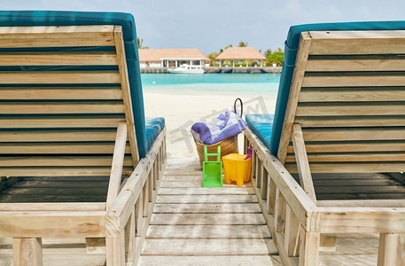 热带海滩与木制躺椅。马尔代夫的暑假