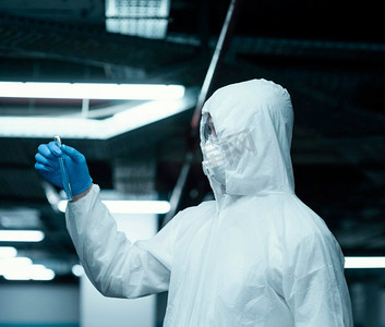 穿着防护服的人正在取样击剑汽车内饰