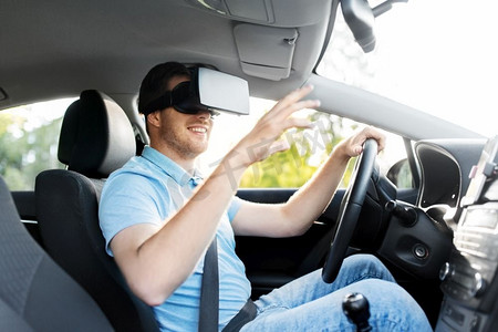 虚拟现实现实摄影照片_虚拟现实，技术和驾驶概念—微笑的男子或司机戴vr眼镜在汽车。男子或司机戴VR眼镜并驾驶汽车