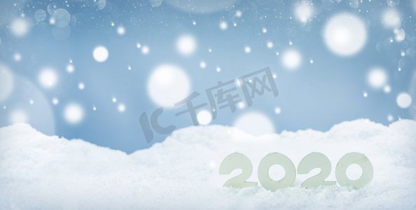 2020圣诞摄影照片_2020新年设计理念。木2020新年水平模板在白色bokeh背景的雪. 2020新年雪