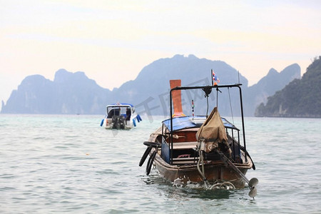 泰国普吉-1月5日：2015年1月5日，泰国普吉，亚洲风景海上皮划艇。