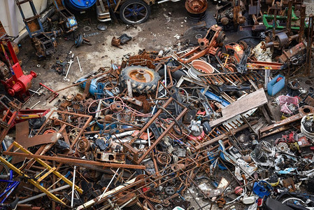 中老年声乐摄影照片_废金属；废金属；废汽车；废车轮中的一堆生锈的旧金属轮辋