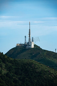 山上的互联网和卫星塔
