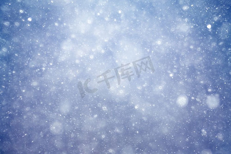 下雪花摄影照片_模糊背景设计天气下雪花的降雪纹理