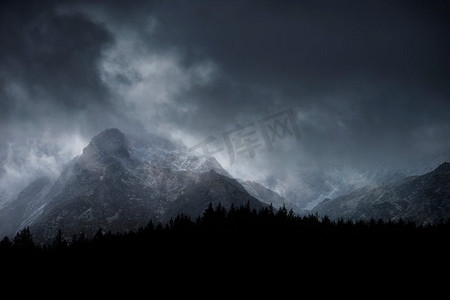 风景山摄影照片_令人惊叹的喜怒无常戏剧性冬季风景山的图像被白雪覆盖的Y Garn在斯诺登尼亚