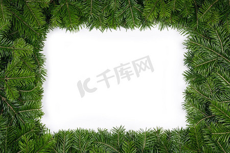 圣诞冷杉树枝边框隔离在白色背景上，复制文本空间。圣诞冷杉树枝架