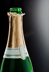 新尚摄影照片_特写开放香槟瓶与标签
