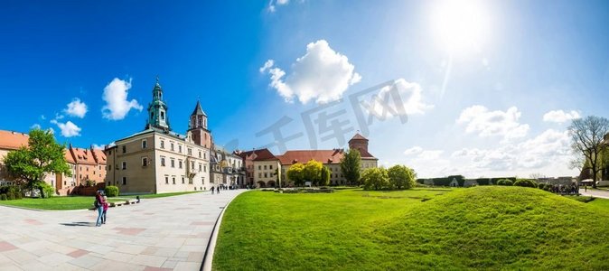 瓦维尔城堡庭院草坪，全景，克拉科夫，波兰。拥有古建筑的欧洲小镇，著名的旅游胜地