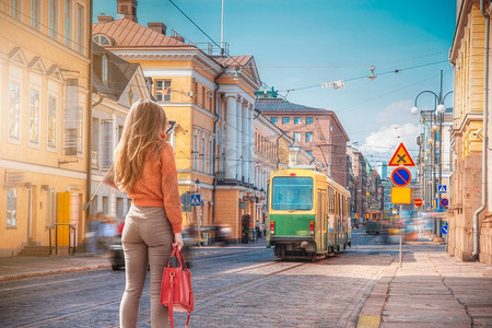 一名女子走过赫尔辛基市中心。芬兰。