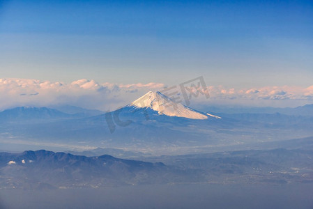 俯瞰富士山，富士山，日本的标志性山峰。在飞越日本静冈富士市时从飞机上起飞，