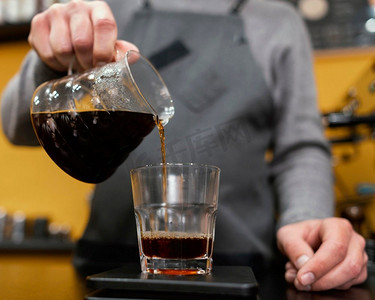 男性咖啡师倒咖啡透明玻璃杯子玻璃杯